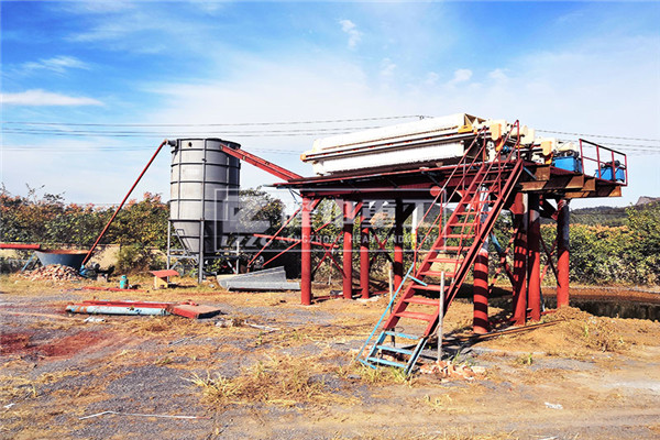 礦山制砂、污泥脫水壓濾機(jī)現(xiàn)場(chǎng),隆中設(shè)備的能力擔(dān)當(dāng)